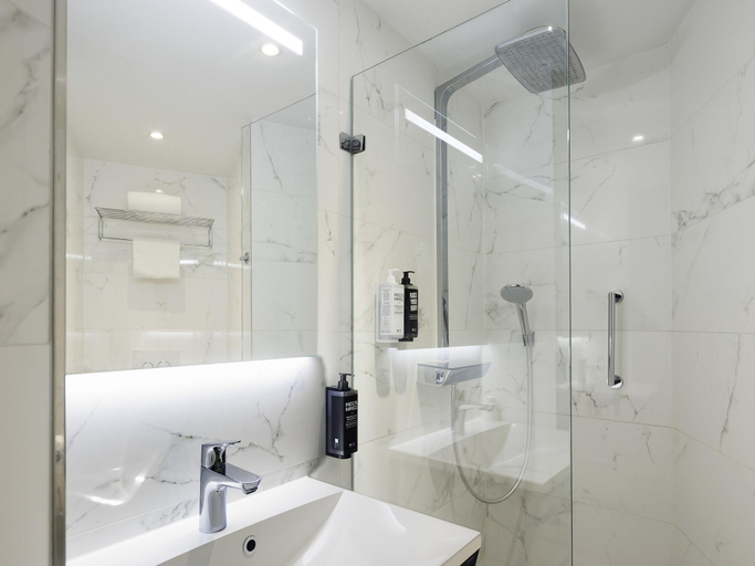 Bathroom 4, ibis Styles Amsterdam Central Station, Amsterdam