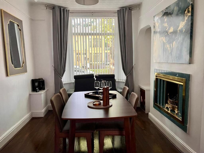 Dining, Spacious Home - Sleeps 5 Persons, Sefton