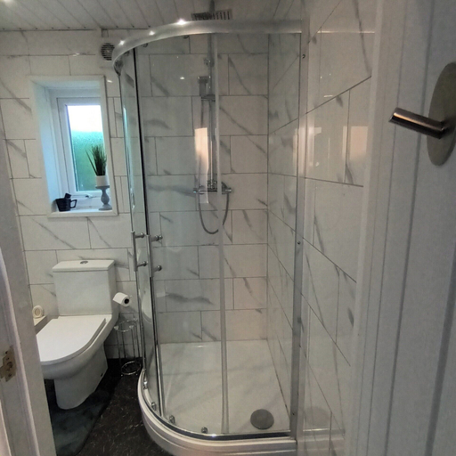 Bathroom, Le Hub Roundhay Sleeps 2 With Garden Room, Leeds
