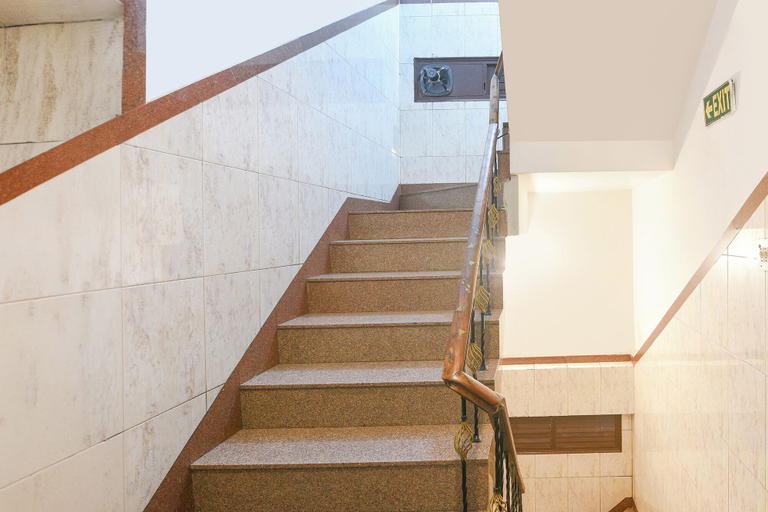 Staircase 2, Fabhotel Vardhmaan Inn, Delhi