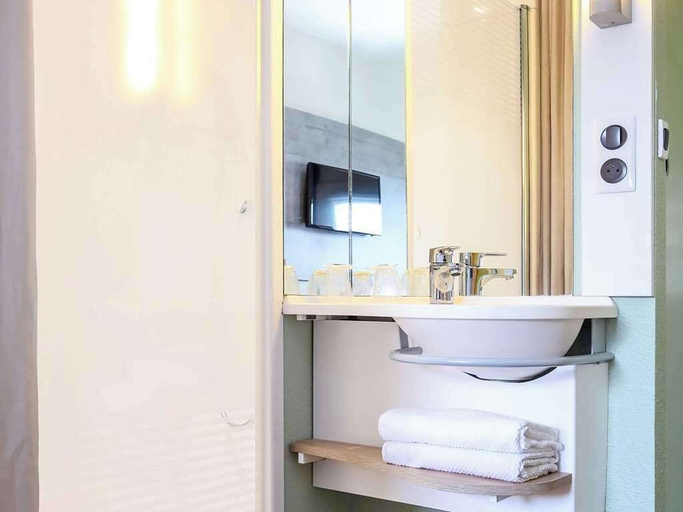 Bathroom 5, Ibis Budget Abbeville, Somme