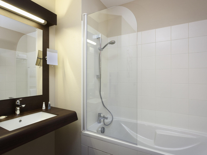 Bathroom 4, Aparthotel Adagio Lyon Patio Confluence, Rhône