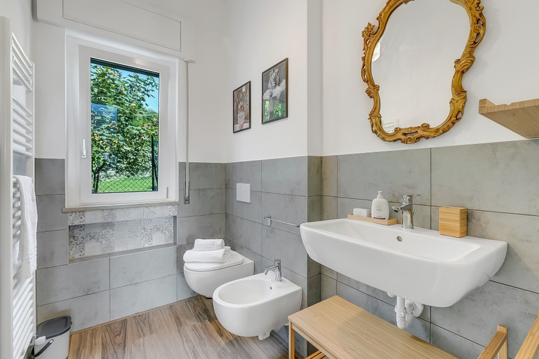 Bathroom 4, Casa Tramonti: Mountain-view With Terrace Dining, Varese