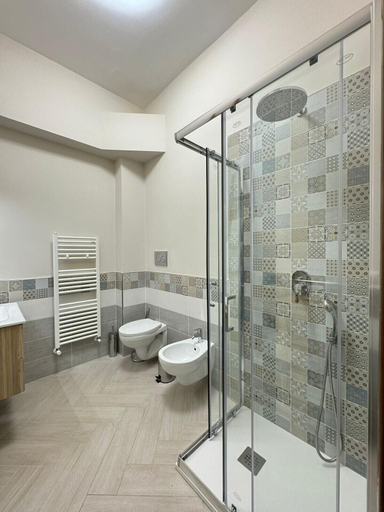 Bathroom 4, B&B Over the World, Napoli
