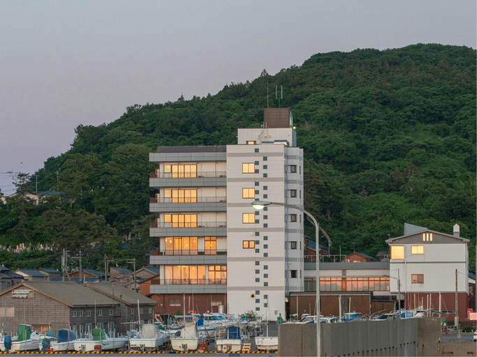 Exterior & Views