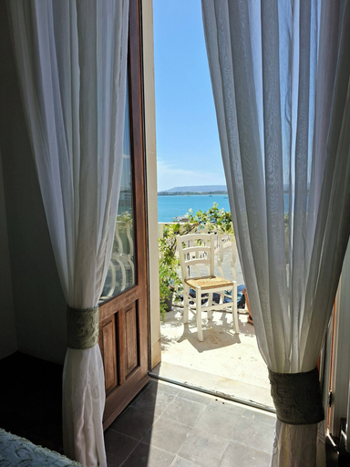 Interior 2, La casa dei fiori sul mare, Syracuse