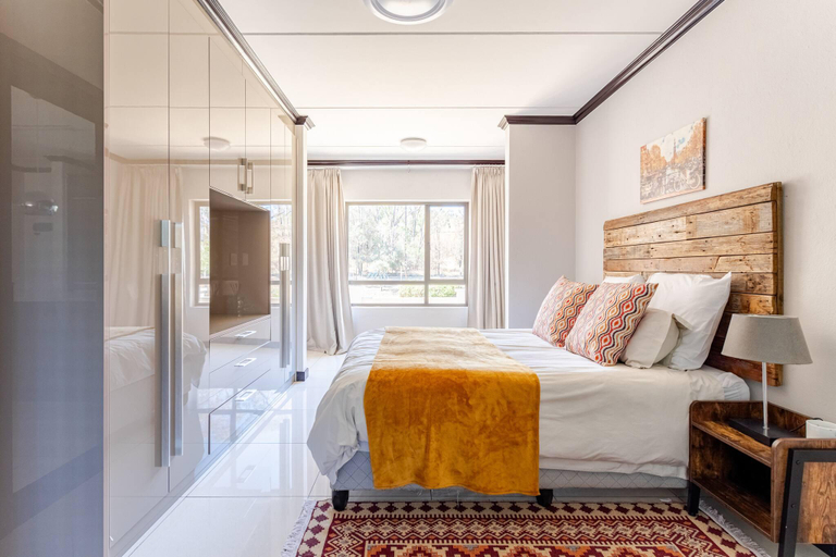 Bedroom 2, Light-Filled 2BR 2BA Spacious Apartment, City of Johannesburg