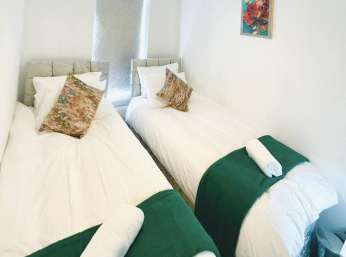 Room 4, 3-bedroom Gem in Manchester With Free Parking, Manchester