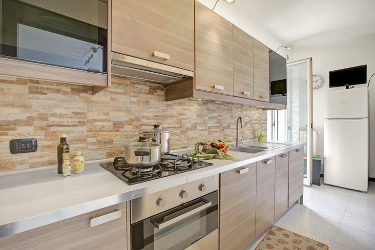 Private kitchen 3, Monopoli Beach House 200 m From the sea, Bari