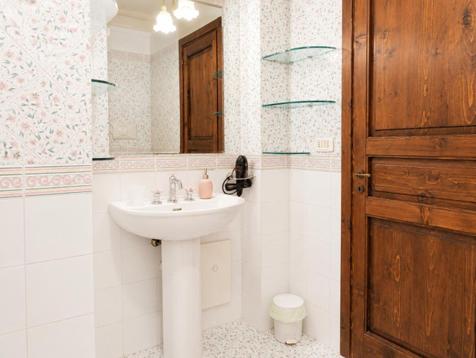Bathroom 4, La tela di Penelope, Salerno