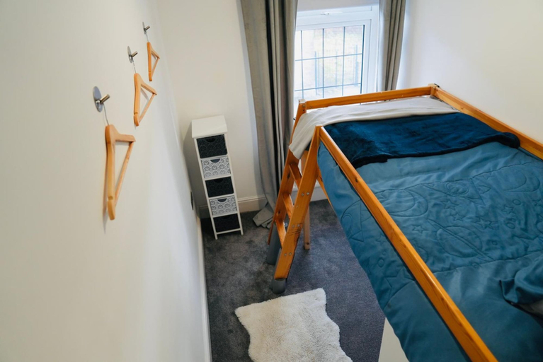 Room 5, Spacious 3BR Home Retreat in Halifax Countryside, Calderdale
