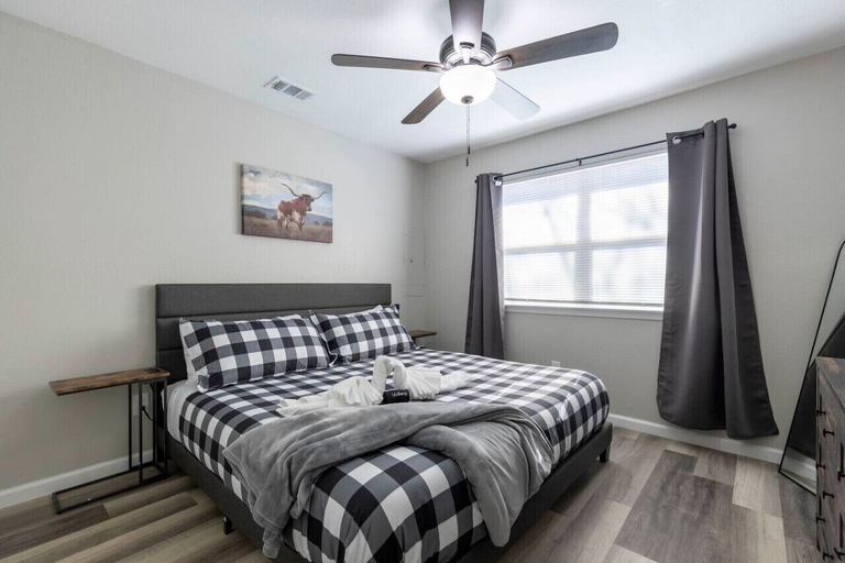 Bedroom 2, Lux Modern Getaway At&t Stadium Views King Bed, Arlington