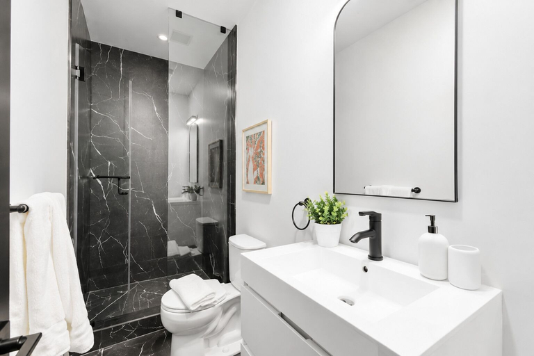 Bathroom 2, Parkdale Prestige Hotel, Toronto