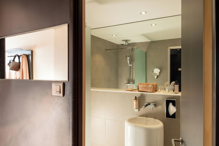 Bathroom 4, Hotel Diana Dauphine, Bas-Rhin