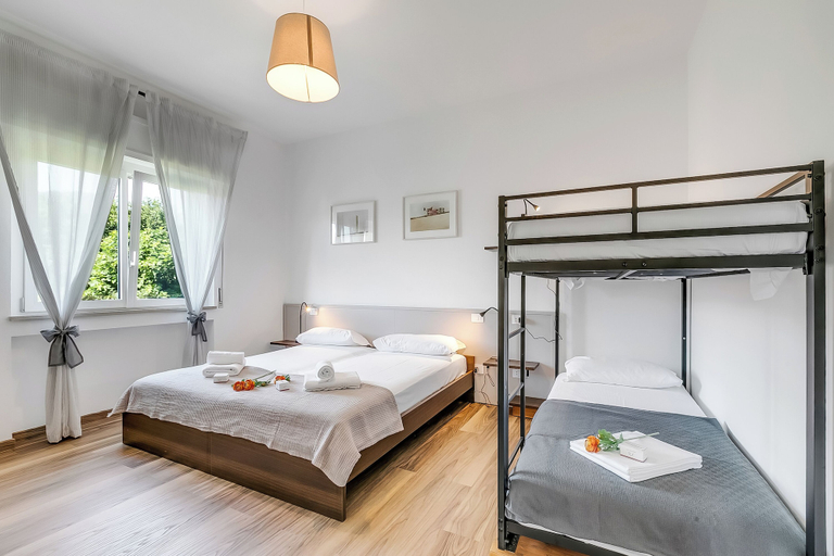 Room 1, Casa Tramonti: Mountain-view With Terrace Dining, Varese