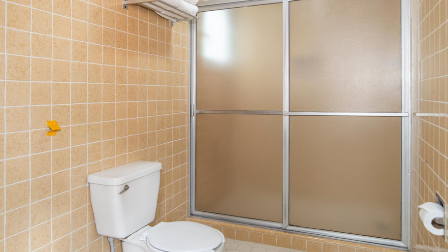 Bathroom 4, Hotel Menara, Mexico City