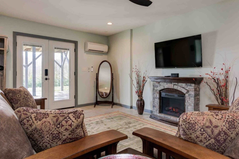 Interior 4, 550 Massive 4 Bedroom Home Sleeps 19, Buncombe