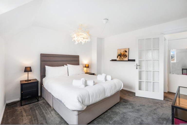 Room 4, Central Horsham 5BR Home Parking Pets Allowed, West Sussex