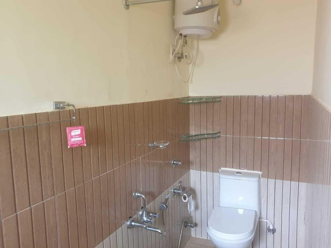 Bathroom 5, Tropical Blooms - Coorg, Kodagu