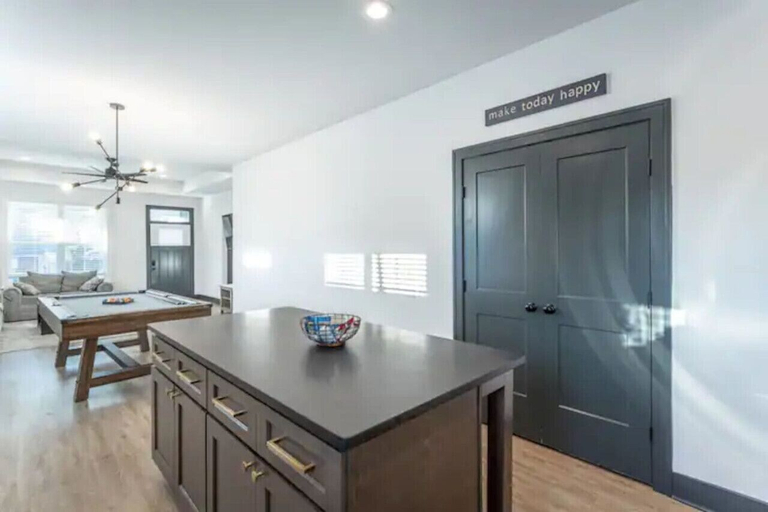 Interior 2, 31) Two Homes Downtown!, Hamilton