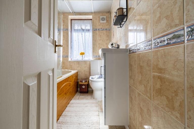 Room 3, Spacious 2-br House Parking Garden Sleeps 4, London