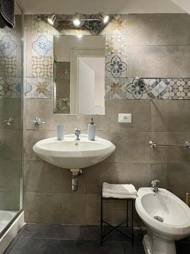 Bathroom 3, Al Cortiletto, Palermo