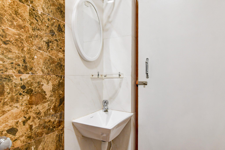 Bathroom 4, Super Townhouse Kaikhali Near Airport, North 24 Parganas
