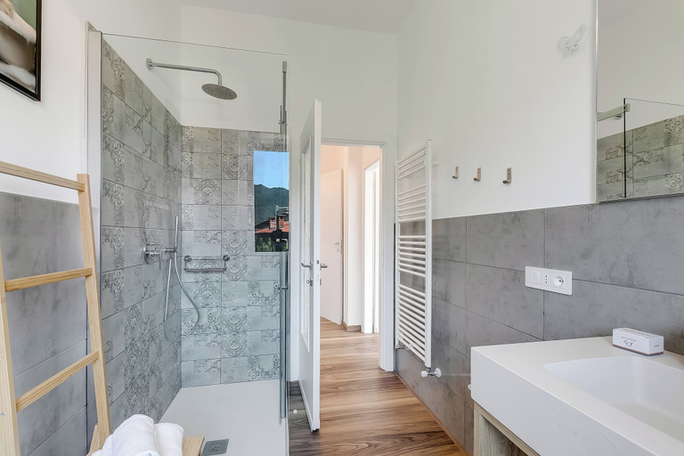 Bathroom 4, Casa Tramonti: Mountain-view With Terrace Dining, Varese