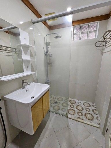 Bathroom 5, Modern and Spacious Condo in the heart of Cebu City, Cebu City