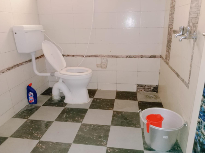 Bathroom 5, Square Dormitory  Stays, Tirunelveli