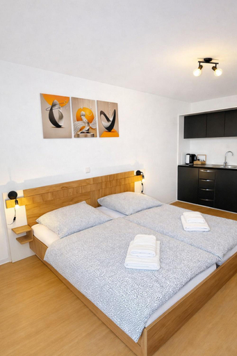 Others 4, Ado Pension, Pinneberg