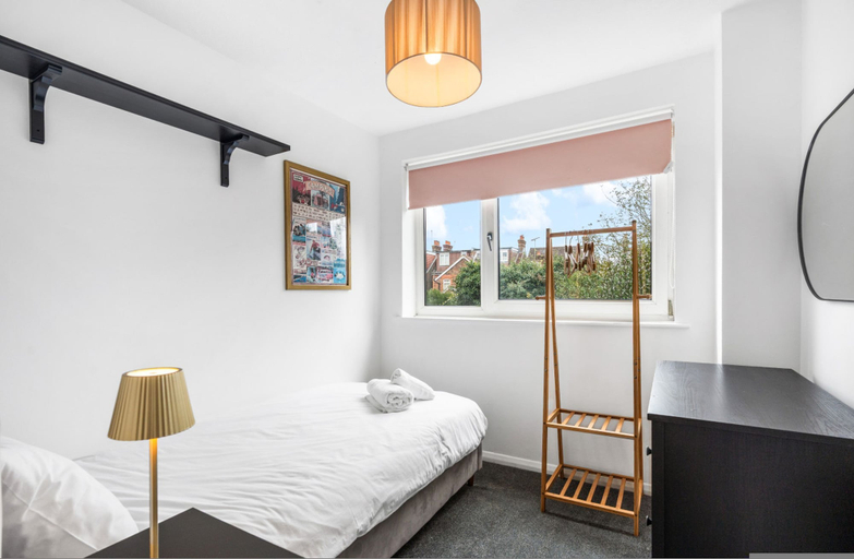 Room 2, Central Horsham 5BR Home Parking Pets Allowed, West Sussex
