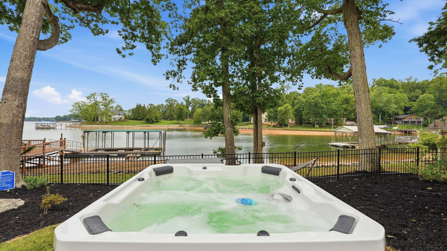 Sport & Beauty, A Frame of Mind by Avantstay Lakefront Retreat Hot Tub + Game Room + Dock, Catawba