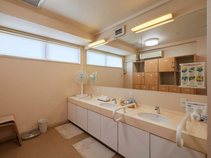 Bathroom 4, Wind City Hotel, Tahara