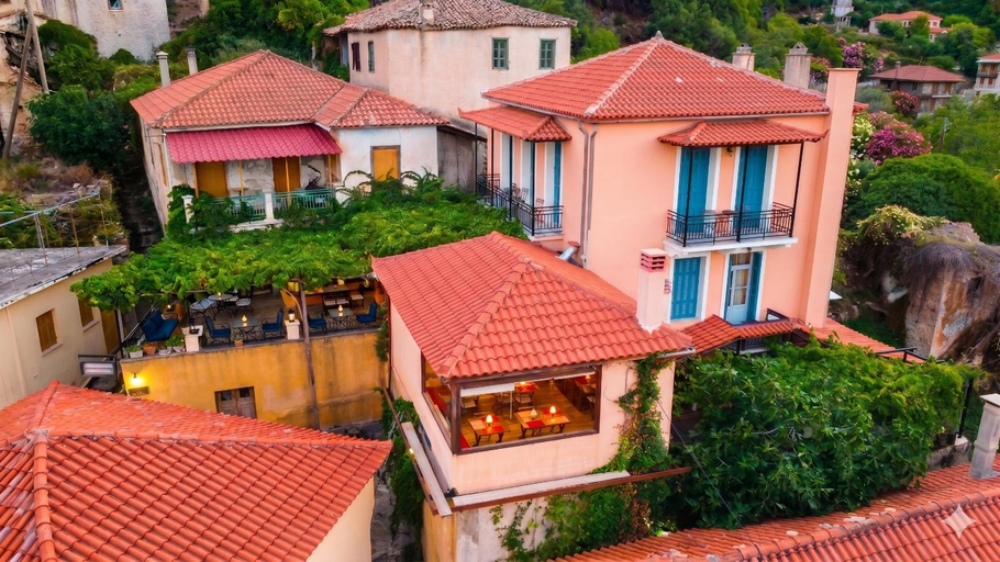 Exterior & Views