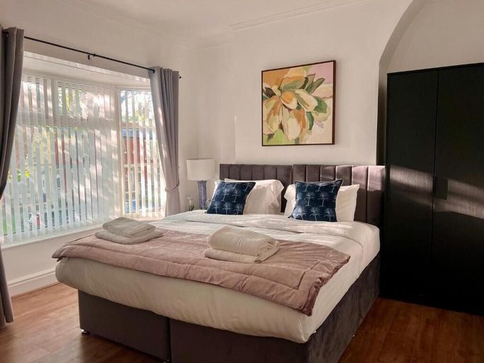 Room 3, Spacious Home - Sleeps 5 Persons, Sefton