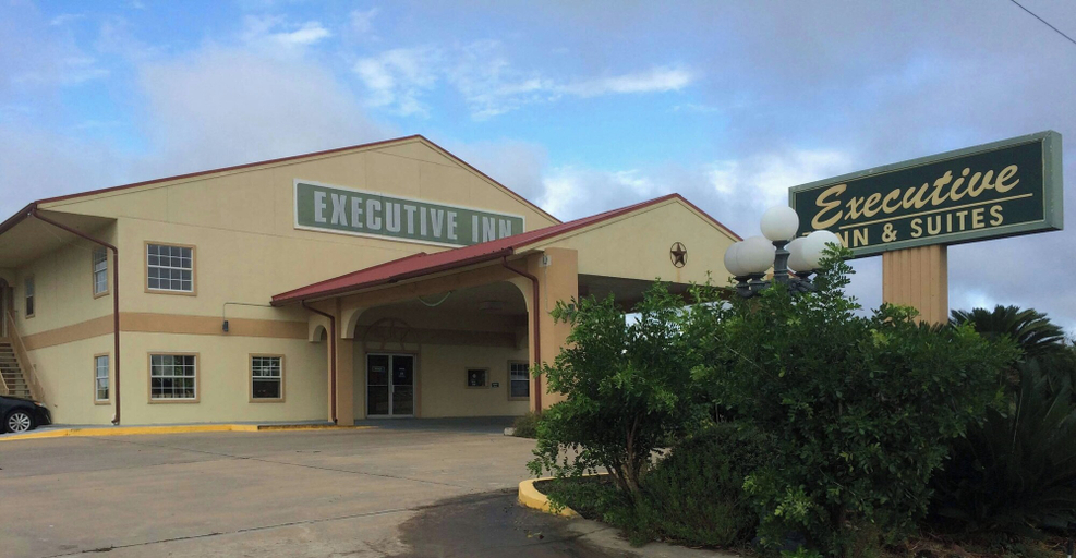 Exterior & Views 1, Executive Inn & Suites Schulenburg, Fayette