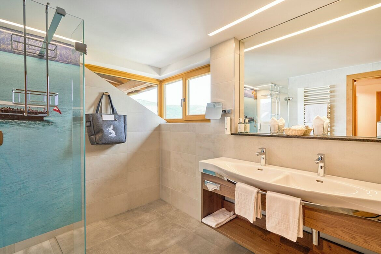 Bathroom 4, Im Weissen Rössl am Wolfgangsee, Gmunden