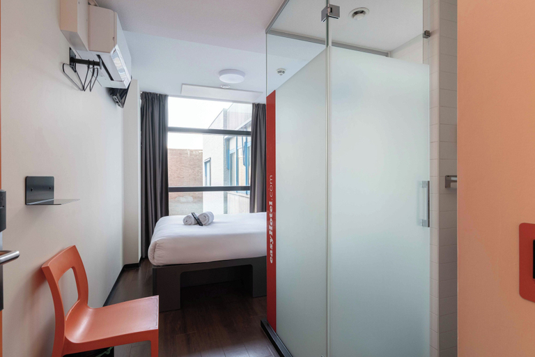 Bedroom 5, easyHotel Rotterdam City Centre, Rotterdam