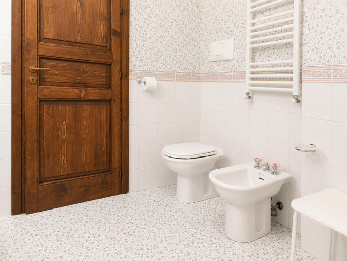 Bathroom 3, La tela di Penelope, Salerno