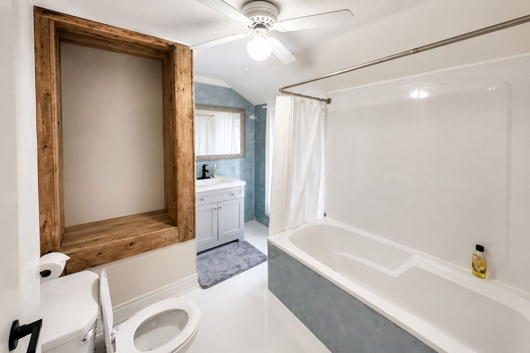 Bathroom, Carlton Family Suite, Toronto
