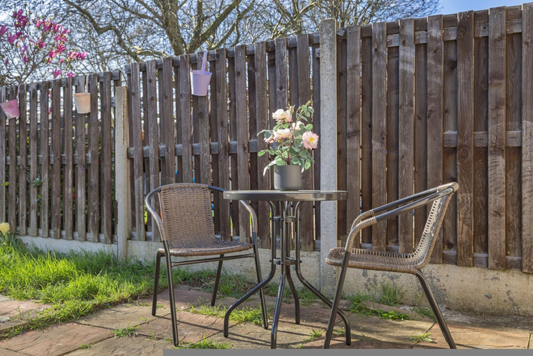 Room 5, Spacious 2-br House Parking Garden Sleeps 4, London