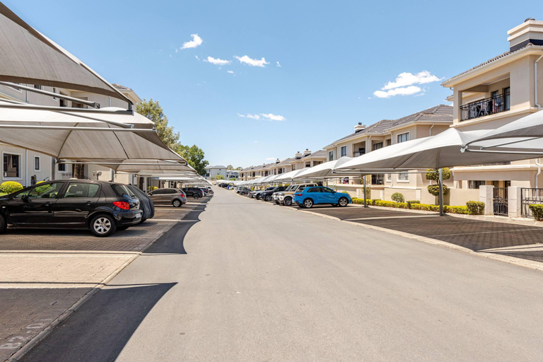 3, Light-Filled 2BR 2BA Spacious Apartment, City of Johannesburg