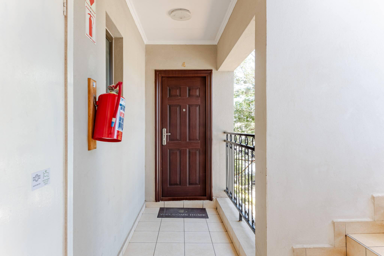 4, Light-Filled 2BR 2BA Spacious Apartment, City of Johannesburg