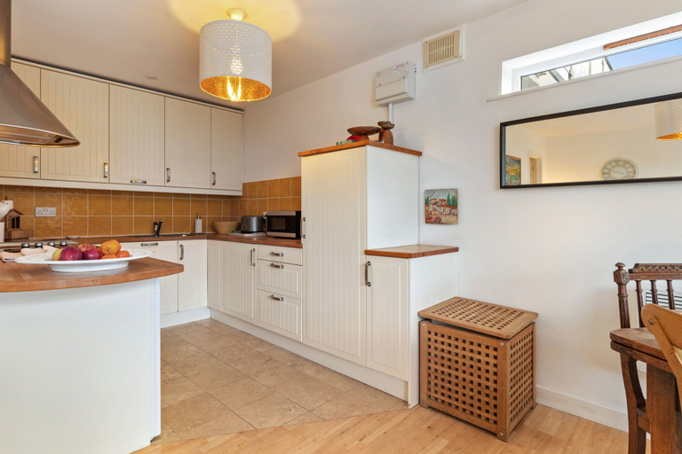 Room 3, Dolce Vita - Town Centre Close to Beach Shops, Pembrokeshire