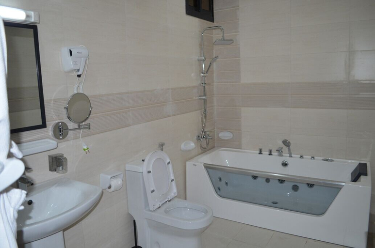 Bathroom, Hôtel La Miséricorde, Wouri