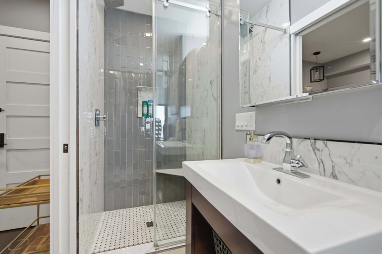 Bathroom 3, Skyline Views 5BR Mt Adams Estate Sleeps 12, Cincinnati