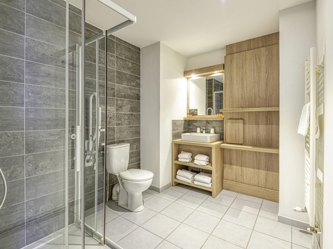 Bathroom 4, Aparthotel Adagio Access Saint Nazaire, Loire-Atlantique