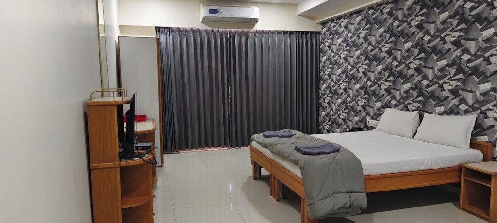 Room 4, Royal Palace Hotel Surat Velanja, Surat