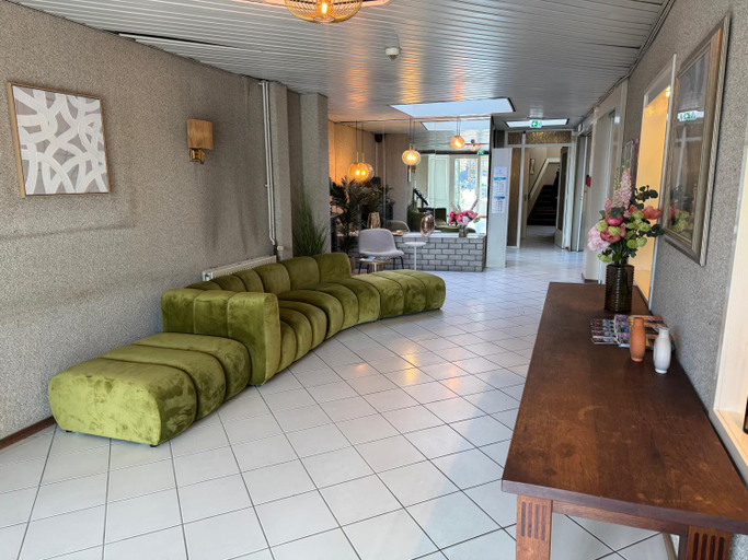 Others 4, Hotel Mayflower, Leiden